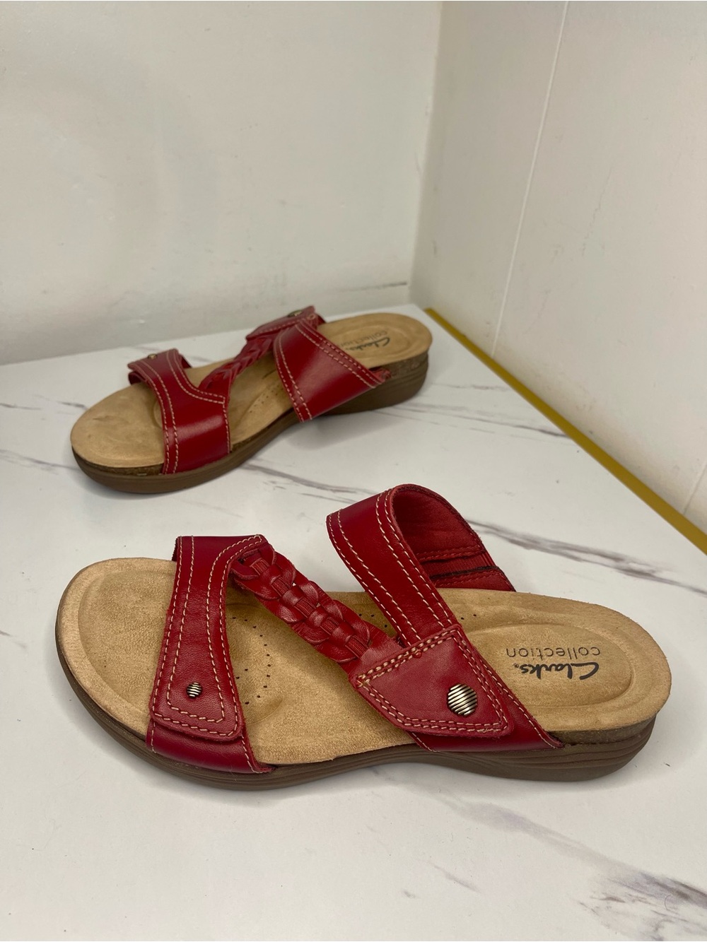 Clarks Women's April Raelyn Slip-On Leather Slide Sandals Red 9 Fully Adjustable